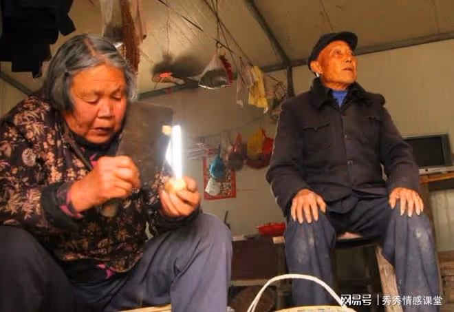 70萬拆遷款到帳，我趕緊帶老伴走，隔天鄰居打電話：你女婿正砸門