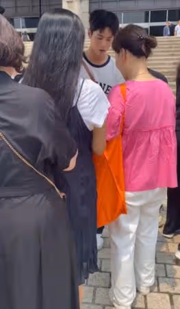 33度高溫！朴寶劍「滿臉汗也堅持」幫百位粉簽名　現場台粉：真的很暖