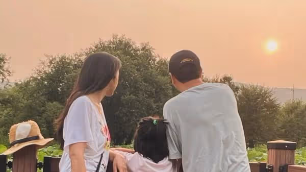 湯唯結婚10周年罕發全家福! 「一家人夕陽下緊靠」互動超級甜
