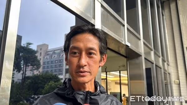 唐治平現身信義區!頂烈日在101街頭徘徊「抬頭呆望著天空」