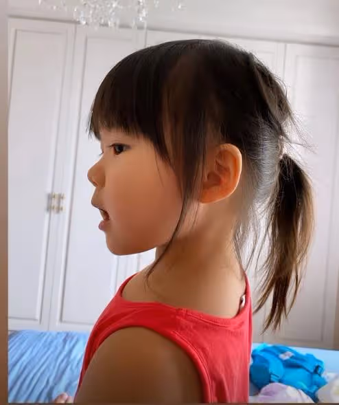 福原愛7歲女兒長大了,側臉超像江宏傑,肉嘟嘟的模樣很可愛