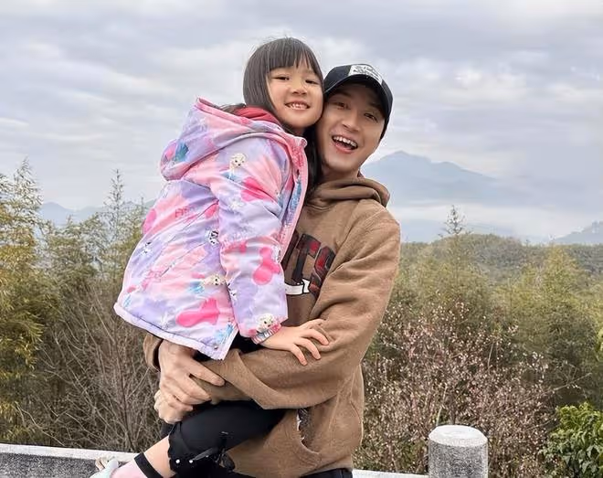 福原愛7歲女兒長大了,側臉超像江宏傑,肉嘟嘟的模樣很可愛