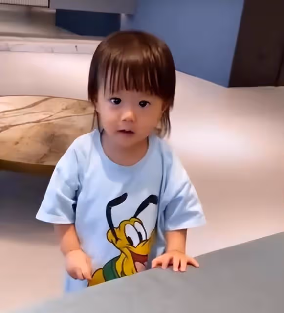 福原愛7歲女兒長大了,側臉超像江宏傑,肉嘟嘟的模樣很可愛