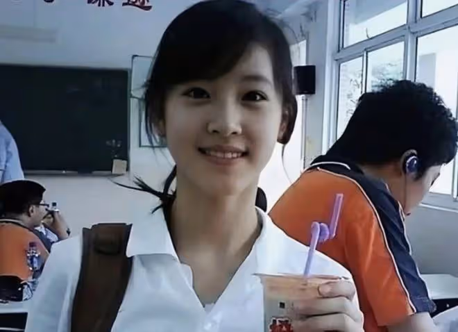 章澤天扎麻花辮看歐洲杯，戴棒球帽復刻「奶茶妹妹」形象