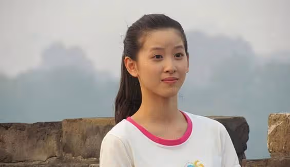 章澤天扎麻花辮看歐洲杯，戴棒球帽復刻「奶茶妹妹」形象