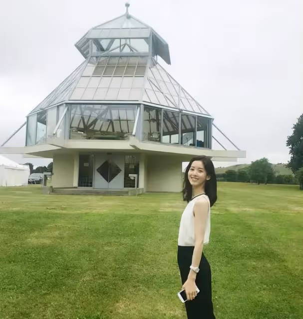章澤天扎麻花辮看歐洲杯，戴棒球帽復刻「奶茶妹妹」形象