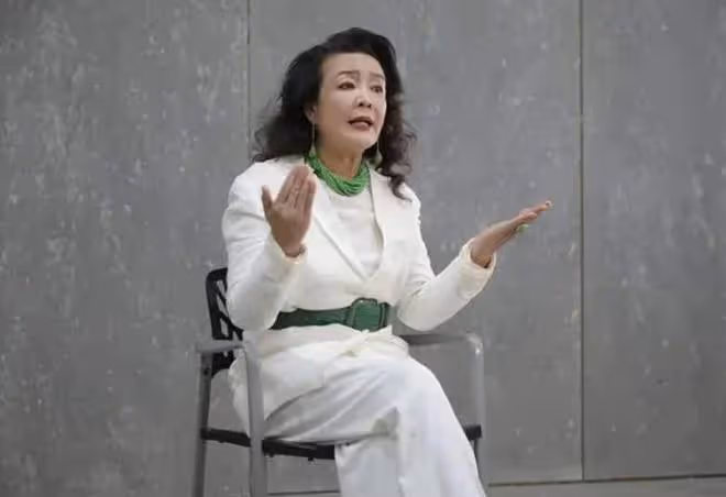 張蘭穿泳裝秀身材，年近70不服老，汪小菲和小梅在直播間秀恩愛