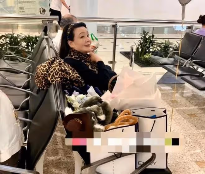 張蘭穿泳裝秀身材，年近70不服老，汪小菲和小梅在直播間秀恩愛