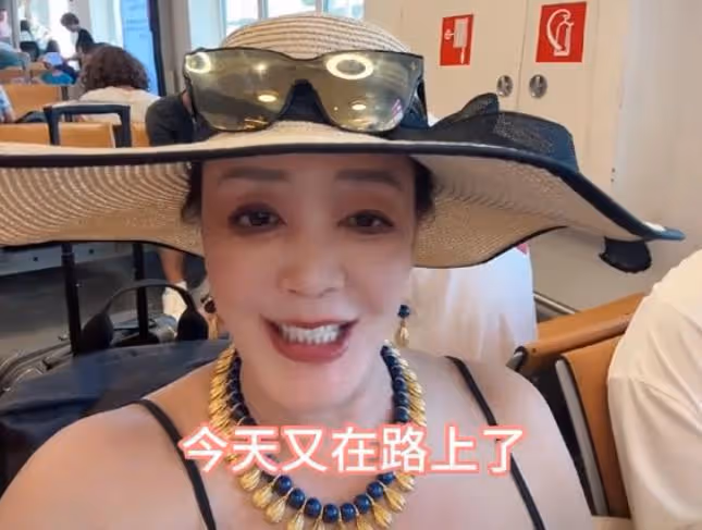 張蘭穿泳裝秀身材，年近70不服老，汪小菲和小梅在直播間秀恩愛