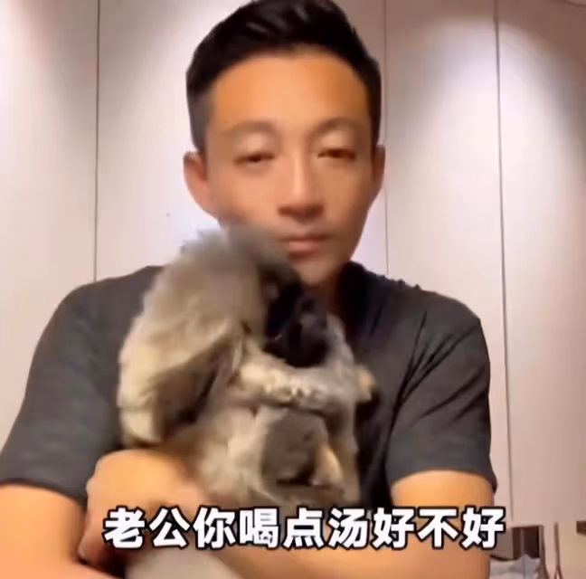 張蘭穿泳裝秀身材，年近70不服老，汪小菲和小梅在直播間秀恩愛