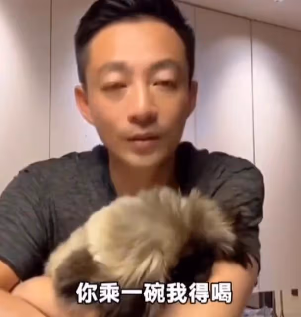 張蘭穿泳裝秀身材，年近70不服老，汪小菲和小梅在直播間秀恩愛