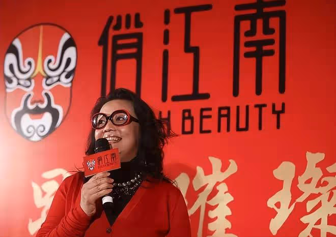 張蘭穿泳裝秀身材，年近70不服老，汪小菲和小梅在直播間秀恩愛