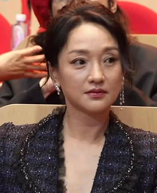同樣是49歲生圖，鬆弛的周迅和自律的林志玲，差別出來了