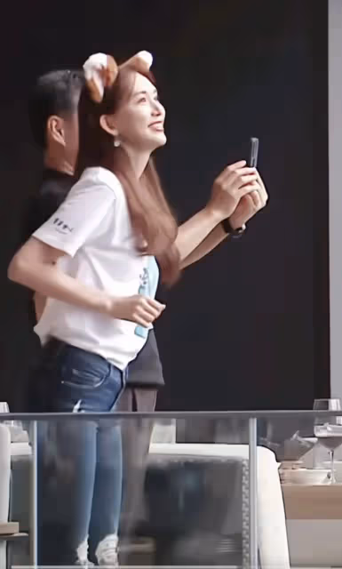 同樣是49歲生圖,鬆弛的周迅和自律的林志玲,差別出來了