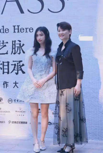 徐帆18歲養女,長得很像爸爸馮小剛,不是親生卻很受寵愛