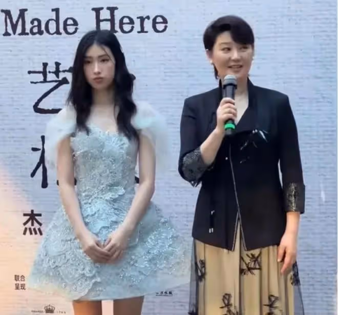 徐帆18歲養女,長得很像爸爸馮小剛,不是親生卻很受寵愛