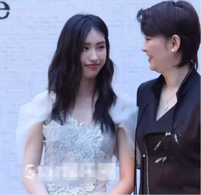 徐帆18歲養女,長得很像爸爸馮小剛,不是親生卻很受寵愛