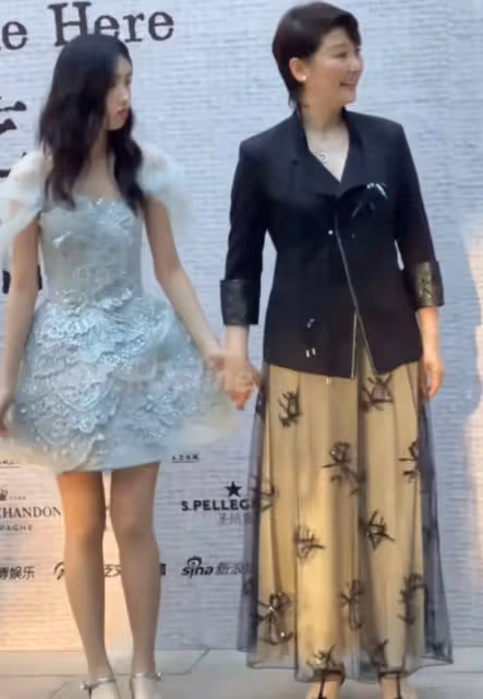 徐帆18歲養女,長得很像爸爸馮小剛,不是親生卻很受寵愛
