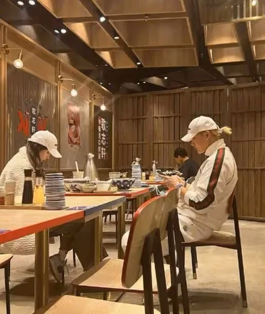 黃子韜官宣戀情反被罵,娛樂圈因戀情被罵的還有他們