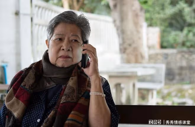 拆遷款到帳我跟團出遊，女婿打爆電話：想拿我的錢養他父母，沒門