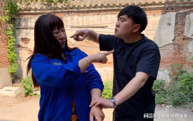 拆遷款到帳我跟團出遊，女婿打爆電話：想拿我的錢養他父母，沒門
