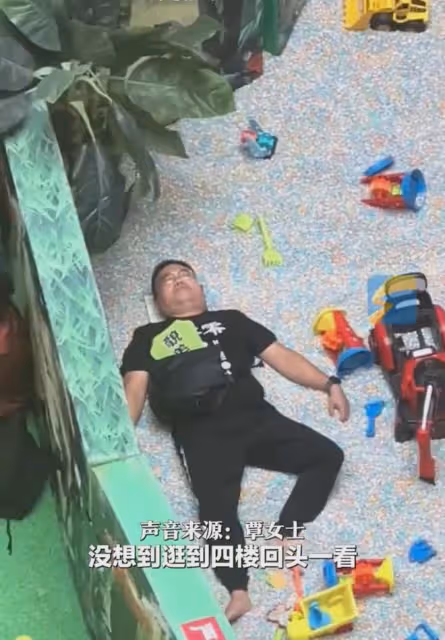女子逛街讓老公管孩子，回頭見老公在遊樂場睡著，網友：父愛如山