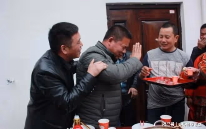 同學聚會上我月薪五千被嘲諷，結束時兒子來接我，他們都傻眼了