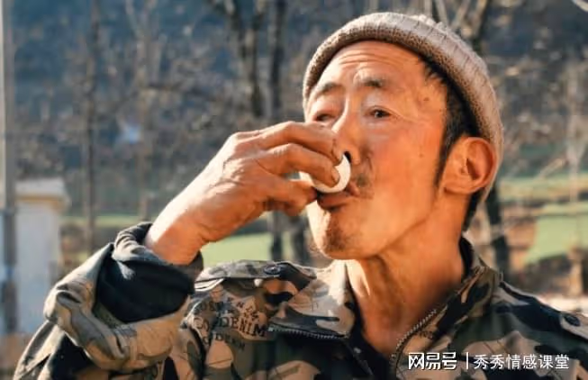 同學聚會上我月薪五千被嘲諷，結束時兒子來接我，他們都傻眼了