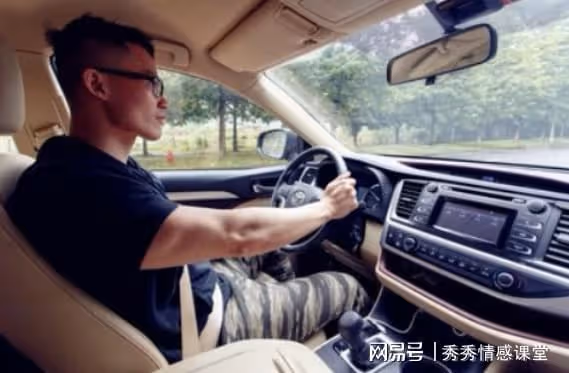 同學聚會上我月薪五千被嘲諷,結束時兒子來接我,他們都傻眼了