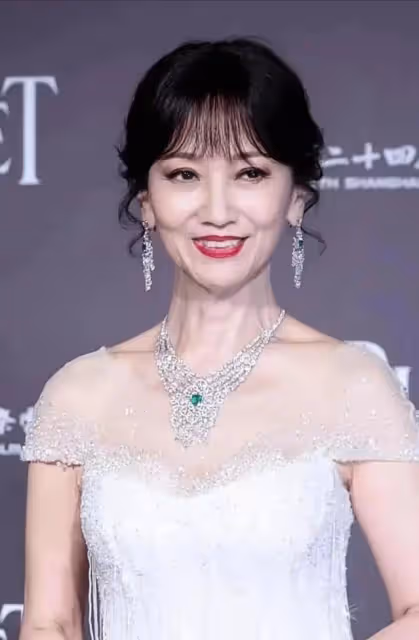 趙雅芝滿臉皺紋,劉曉慶眼皮聳拉,「不老女神」都是假的