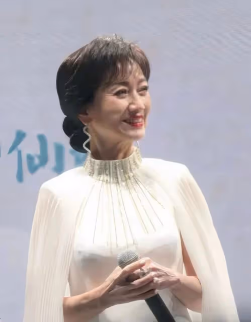 趙雅芝滿臉皺紋,劉曉慶眼皮聳拉,「不老女神」都是假的