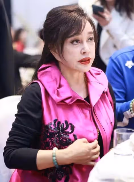趙雅芝滿臉皺紋,劉曉慶眼皮聳拉,「不老女神」都是假的