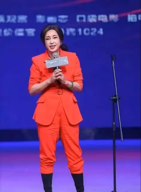 趙雅芝滿臉皺紋,劉曉慶眼皮聳拉,「不老女神」都是假的