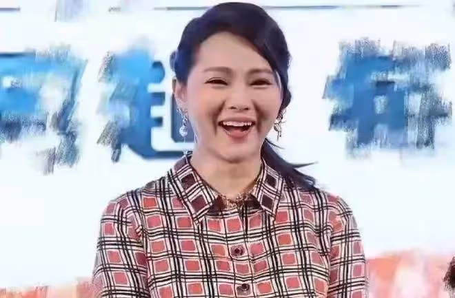 趙雅芝滿臉皺紋,劉曉慶眼皮聳拉,「不老女神」都是假的