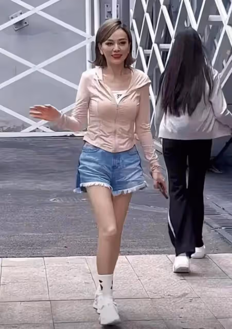 趙雅芝滿臉皺紋,劉曉慶眼皮聳拉,「不老女神」都是假的