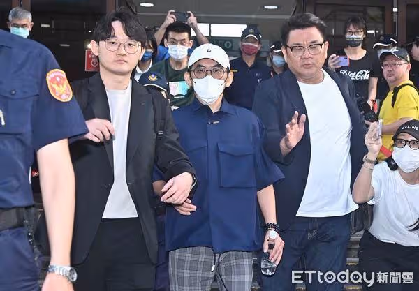 握少女不雅片…庭訊2小時結束!黃子佼手握水瓶快步離去