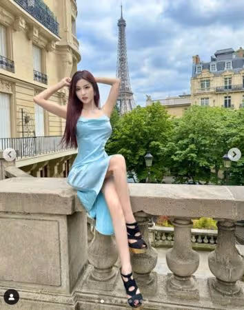By2 Yumi「爬坐石欄杆」低胸合照艾菲爾鐵塔!一轉身…美背全露