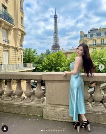 By2 Yumi「爬坐石欄杆」低胸合照艾菲爾鐵塔!一轉身…美背全露