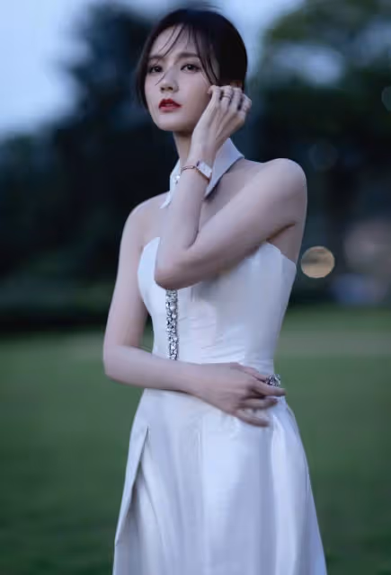 李一桐橫店拍大片，穿抹胸長裙秀「骨感美」，這也太瘦了吧