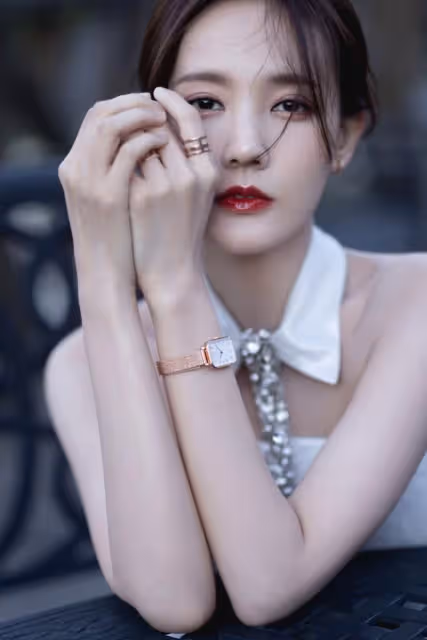 李一桐橫店拍大片，穿抹胸長裙秀「骨感美」，這也太瘦了吧