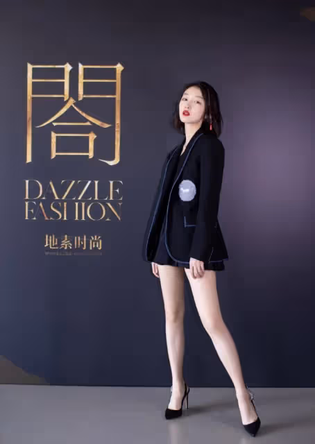 周冬雨罕見這麼「招搖」，穿西裝配短裙美腿撩人，影后氣場太出眾