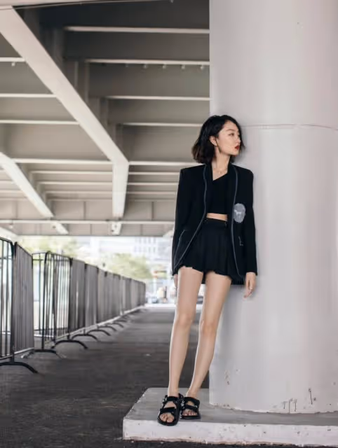 周冬雨罕見這麼「招搖」，穿西裝配短裙美腿撩人，影后氣場太出眾