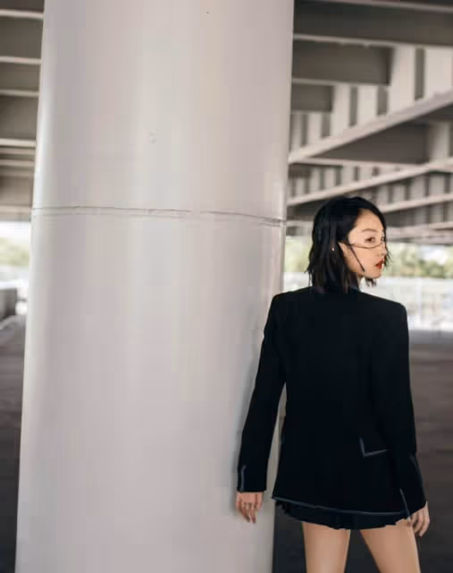 周冬雨罕見這麼「招搖」，穿西裝配短裙美腿撩人，影后氣場太出眾