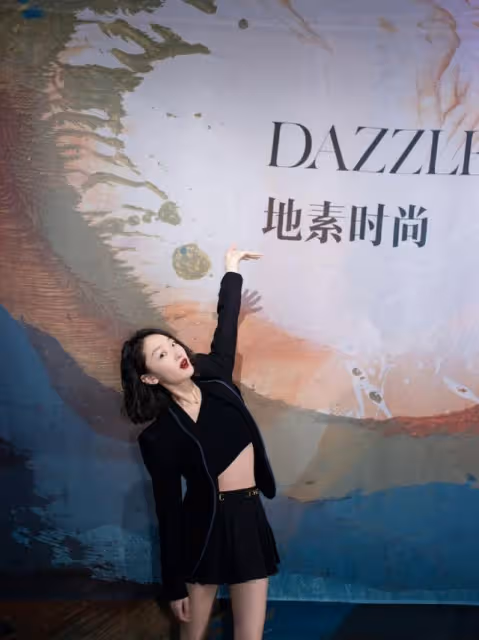 周冬雨罕見這麼「招搖」，穿西裝配短裙美腿撩人，影后氣場太出眾
