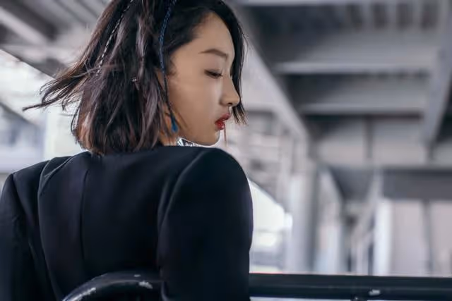 周冬雨罕見這麼「招搖」，穿西裝配短裙美腿撩人，影后氣場太出眾