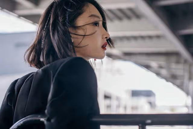 周冬雨罕見這麼「招搖」，穿西裝配短裙美腿撩人，影后氣場太出眾