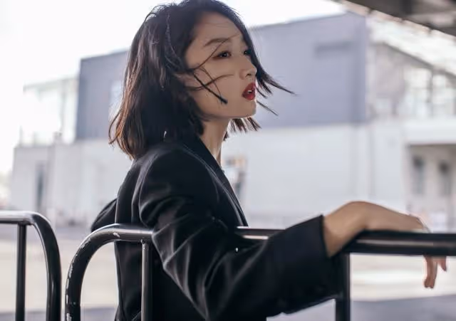 周冬雨罕見這麼「招搖」，穿西裝配短裙美腿撩人，影后氣場太出眾