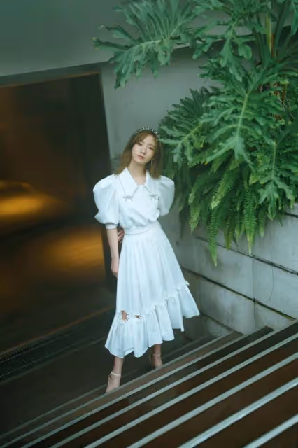 孟美岐風格變了不少，穿小白裙扮鄰家小妹，還挺好看的