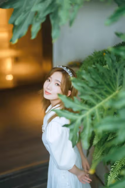 孟美岐風格變了不少，穿小白裙扮鄰家小妹，還挺好看的