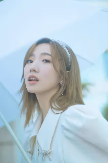 孟美岐風格變了不少，穿小白裙扮鄰家小妹，還挺好看的